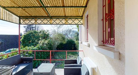 En Périgord Noir, dans un village avec commerces et écoles, maison en pierre entièrement rénovée.