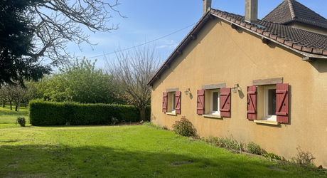 En Périgord Noir, sur les hauteurs de TAMNIES, maison de 120 m² située au calme avec jolie vue.