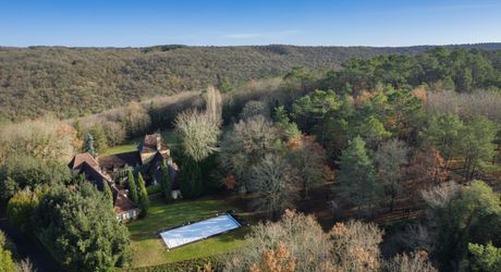 Magnifique PROPRIETE rénovée, offrant 550 m2 habitables, en plein coeur du Périgord Noir. Terrain de 20 hectares.