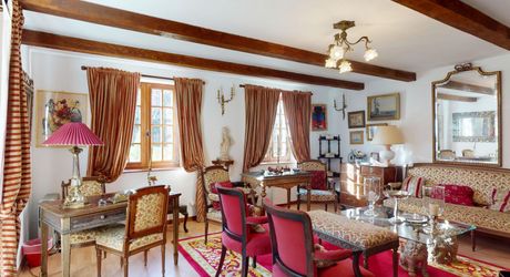 Magnifique PROPRIETE rénovée, offrant 550 m2 habitables, en plein coeur du Périgord Noir. Terrain de 20 hectares.