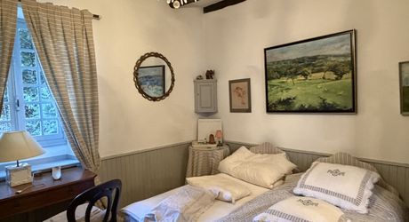 Magnifique PROPRIETE rénovée, offrant 550 m2 habitables, en plein coeur du Périgord Noir. Terrain de 20 hectares.