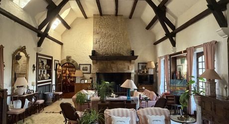 Magnifique PROPRIETE rénovée, offrant 550 m2 habitables, en plein coeur du Périgord Noir. Terrain de 20 hectares.