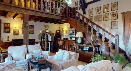 Magnifique PROPRIETE rénovée, offrant 550 m2 habitables, en plein coeur du Périgord Noir. Terrain de 20 hectares.