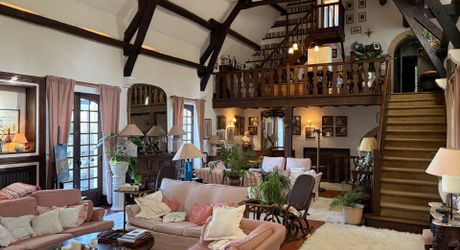 Magnifique PROPRIETE rénovée, offrant 550 m2 habitables, en plein coeur du Périgord Noir. Terrain de 20 hectares.