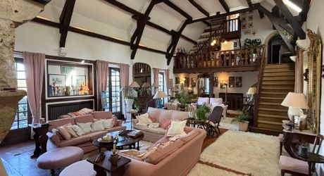 Magnifique PROPRIETE rénovée, offrant 550 m2 habitables, en plein coeur du Périgord Noir. Terrain de 20 hectares.