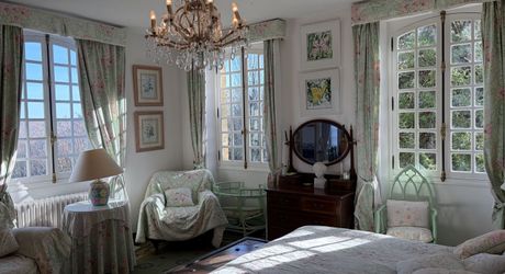 Magnifique PROPRIETE rénovée, offrant 550 m2 habitables, en plein coeur du Périgord Noir. Terrain de 20 hectares.