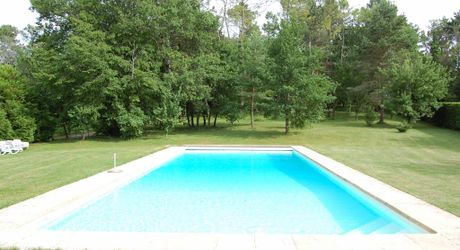 Magnifique PROPRIETE rénovée, offrant 550 m2 habitables, en plein coeur du Périgord Noir. Terrain de 20 hectares.