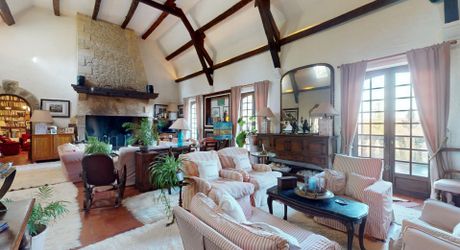 Magnifique PROPRIETE rénovée, offrant 550 m2 habitables, en plein coeur du Périgord Noir. Terrain de 20 hectares.