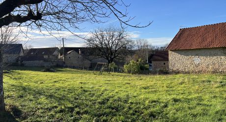 En Périgord Noir entre Montignac-Lascaux et Hautefort: ensemble comprenant deux gîtes de caractère et un corps de ferme à rénover sur environ 14 hectares de terrain.