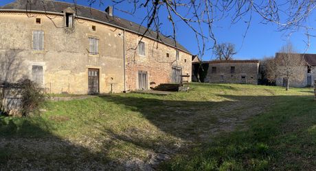 En Périgord Noir entre Montignac-Lascaux et Hautefort: ensemble comprenant deux gîtes de caractère et un corps de ferme à rénover sur environ 14 hectares de terrain.