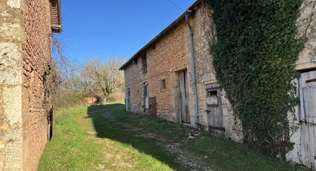 En Périgord Noir entre Montignac-Lascaux et Hautefort: ensemble comprenant deux gîtes de caractère et un corps de ferme à rénover sur environ 14 hectares de terrain.