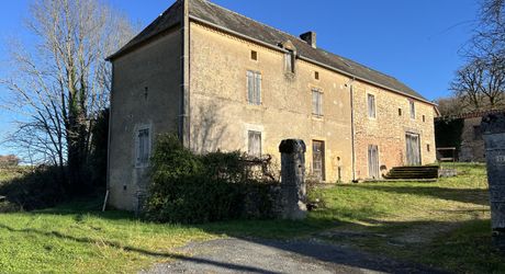 En Périgord Noir entre Montignac-Lascaux et Hautefort: ensemble comprenant deux gîtes de caractère et un corps de ferme à rénover sur environ 14 hectares de terrain.