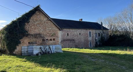 En Périgord Noir entre Montignac-Lascaux et Hautefort: ensemble comprenant deux gîtes de caractère et un corps de ferme à rénover sur environ 14 hectares de terrain.