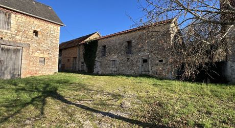 En Périgord Noir entre Montignac-Lascaux et Hautefort: ensemble comprenant deux gîtes de caractère et un corps de ferme à rénover sur environ 14 hectares de terrain.