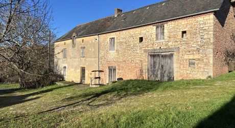 En Périgord Noir entre Montignac-Lascaux et Hautefort: ensemble comprenant deux gîtes de caractère et un corps de ferme à rénover sur environ 14 hectares de terrain.