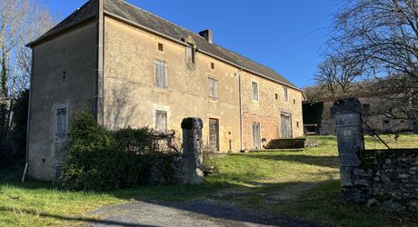En Périgord Noir entre Montignac-Lascaux et Hautefort: ensemble comprenant deux gîtes de caractère et un corps de ferme à rénover sur environ 14 hectares de terrain.