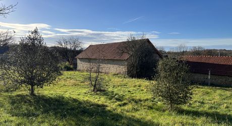 En Périgord Noir entre Montignac-Lascaux et Hautefort: ensemble comprenant deux gîtes de caractère et un corps de ferme à rénover sur environ 14 hectares de terrain.