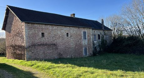 En Périgord Noir entre Montignac-Lascaux et Hautefort: ensemble comprenant deux gîtes de caractère et un corps de ferme à rénover sur environ 14 hectares de terrain.