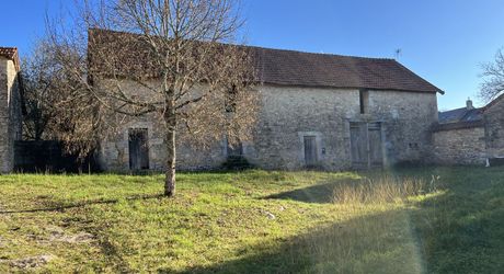 En Périgord Noir entre Montignac-Lascaux et Hautefort: ensemble comprenant deux gîtes de caractère et un corps de ferme à rénover sur environ 14 hectares de terrain.