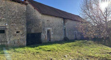 En Périgord Noir entre Montignac-Lascaux et Hautefort: ensemble comprenant deux gîtes de caractère et un corps de ferme à rénover sur environ 14 hectares de terrain.