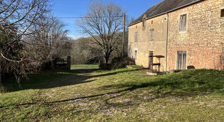 En Périgord Noir entre Montignac-Lascaux et Hautefort: ensemble comprenant deux gîtes de caractère et un corps de ferme à rénover sur environ 14 hectares de terrain.