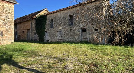 En Périgord Noir entre Montignac-Lascaux et Hautefort: ensemble comprenant deux gîtes de caractère et un corps de ferme à rénover sur environ 14 hectares de terrain.