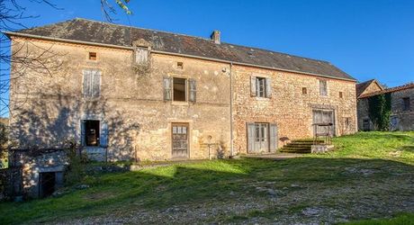 En Périgord Noir entre Montignac-Lascaux et Hautefort: ensemble comprenant deux gîtes de caractère et un corps de ferme à rénover sur environ 14 hectares de terrain.