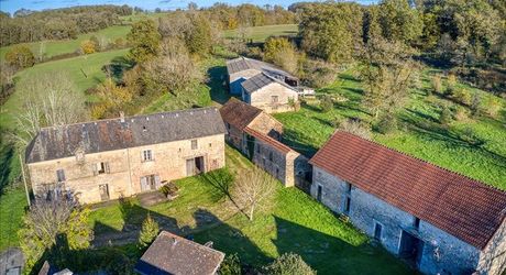 In Périgord Noir between Montignac-Lascaux and Hautefort: two character gîtes with swimming pool on 4000 m² of land.