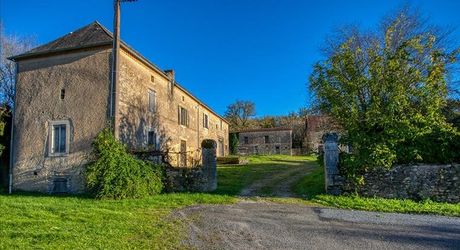 In Périgord Noir between Montignac-Lascaux and Hautefort: two character gîtes with swimming pool on 4000 m² of land.