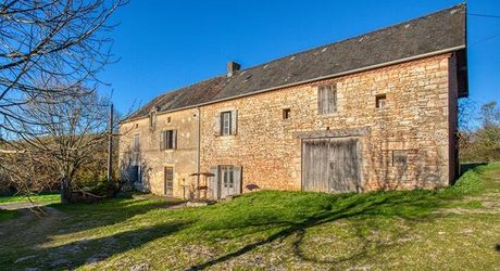 In Périgord Noir between Montignac-Lascaux and Hautefort: two character gîtes with swimming pool on 4000 m² of land.