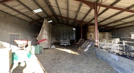 En Périgord Noir entre Montignac-Lascaux et Hautefort: ensemble comprenant deux gîtes de caractère et un corps de ferme à rénover sur environ 14 hectares de terrain.