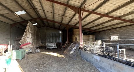 En Périgord Noir entre Montignac-Lascaux et Hautefort: ensemble comprenant deux gîtes de caractère et un corps de ferme à rénover sur environ 14 hectares de terrain.