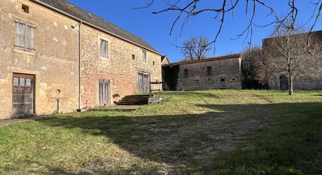 En Périgord Noir entre Montignac-Lascaux et Hautefort: ensemble comprenant deux gîtes de caractère et un corps de ferme à rénover sur environ 14 hectares de terrain.