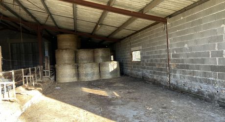 En Périgord Noir entre Montignac-Lascaux et Hautefort: ensemble comprenant deux gîtes de caractère et un corps de ferme à rénover sur environ 14 hectares de terrain.