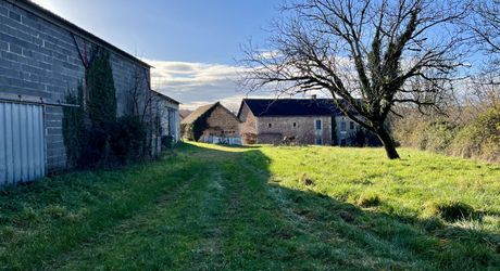 En Périgord Noir entre Montignac-Lascaux et Hautefort: ensemble comprenant deux gîtes de caractère et un corps de ferme à rénover sur environ 14 hectares de terrain.