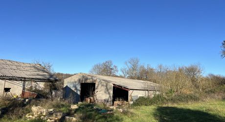 En Périgord Noir entre Montignac-Lascaux et Hautefort: ensemble comprenant deux gîtes de caractère et un corps de ferme à rénover sur environ 14 hectares de terrain.