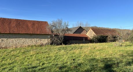 En Périgord Noir entre Montignac-Lascaux et Hautefort: ensemble comprenant deux gîtes de caractère et un corps de ferme à rénover sur environ 14 hectares de terrain.