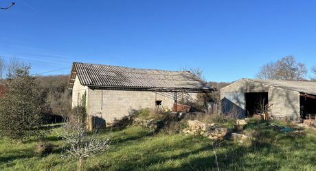 En Périgord Noir entre Montignac-Lascaux et Hautefort: ensemble comprenant deux gîtes de caractère et un corps de ferme à rénover sur environ 14 hectares de terrain.