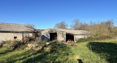 En Périgord Noir entre Montignac-Lascaux et Hautefort: ensemble comprenant deux gîtes de caractère et un corps de ferme à rénover sur environ 14 hectares de terrain.