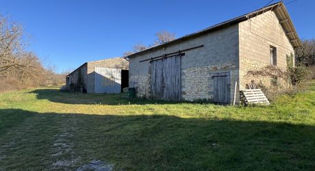 En Périgord Noir entre Montignac-Lascaux et Hautefort: ensemble comprenant deux gîtes de caractère et un corps de ferme à rénover sur environ 14 hectares de terrain.