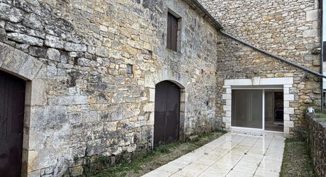 Opportunité à saisir! Grande maison en pierre avec belle grange attenante et cour dans le village de Borrèze entre Sarlat, Souillac et Salignac.