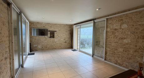 Opportunité à saisir! Grande maison en pierre avec belle grange attenante et cour dans le village de Borrèze entre Sarlat, Souillac et Salignac.