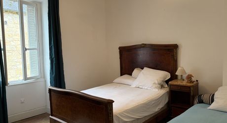 Opportunité à saisir! Grande maison en pierre avec belle grange attenante et cour dans le village de Borrèze entre Sarlat, Souillac et Salignac.