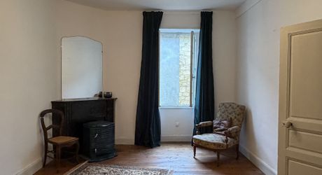 Opportunité à saisir! Grande maison en pierre avec belle grange attenante et cour dans le village de Borrèze entre Sarlat, Souillac et Salignac.