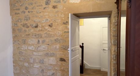 Opportunité à saisir! Grande maison en pierre avec belle grange attenante et cour dans le village de Borrèze entre Sarlat, Souillac et Salignac.