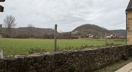 Opportunité à saisir! Grande maison en pierre avec belle grange attenante et cour dans le village de Borrèze entre Sarlat, Souillac et Salignac.