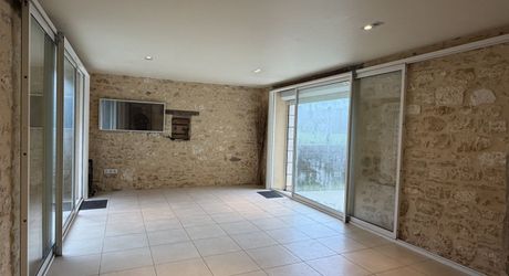 Opportunité à saisir! Grande maison en pierre avec belle grange attenante et cour dans le village de Borrèze entre Sarlat, Souillac et Salignac.