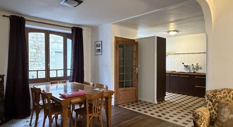 Opportunité à saisir! Grande maison en pierre avec belle grange attenante et cour dans le village de Borrèze entre Sarlat, Souillac et Salignac.