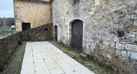 Opportunité à saisir! Grande maison en pierre avec belle grange attenante et cour dans le village de Borrèze entre Sarlat, Souillac et Salignac.