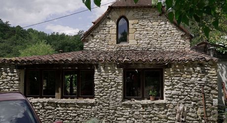 En Périgord noir-Vallée de la Vézère, entre Plazac et Saint-Léon, maison en pierre sur plus de 7 hectares, en situation isolée, sans voisin proche, à l'abri de toutes nuisances.